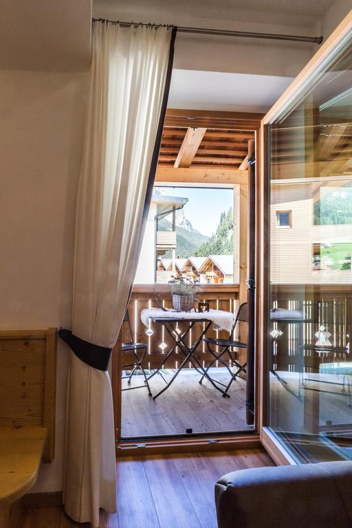 Monti Pallidi B&B Apartments Corvara In Badia Ruang foto