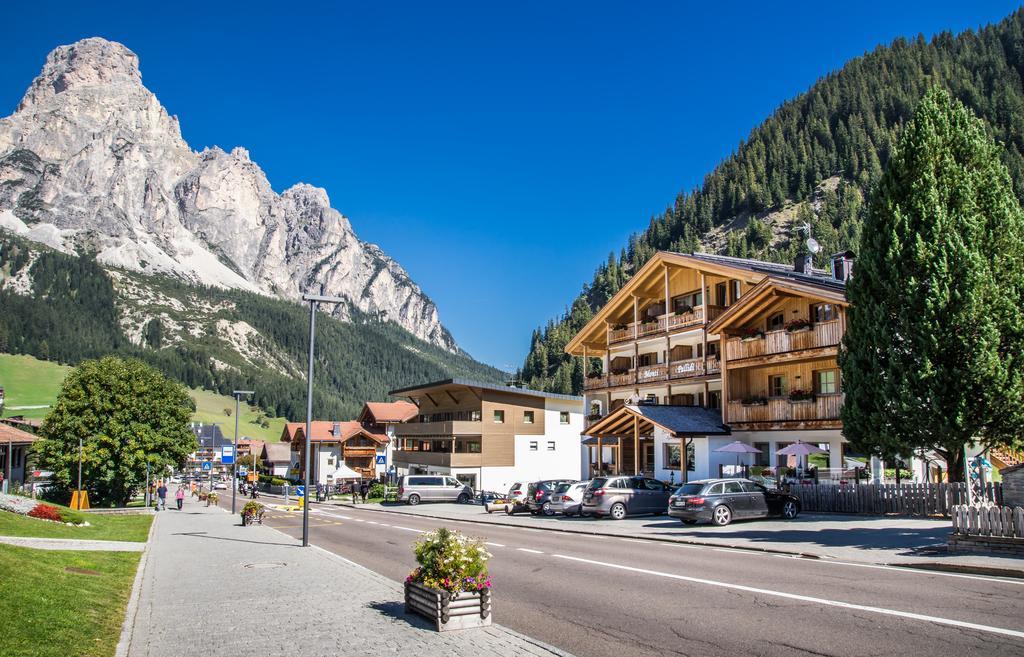 Monti Pallidi B&B Apartments Corvara In Badia Bagian luar foto
