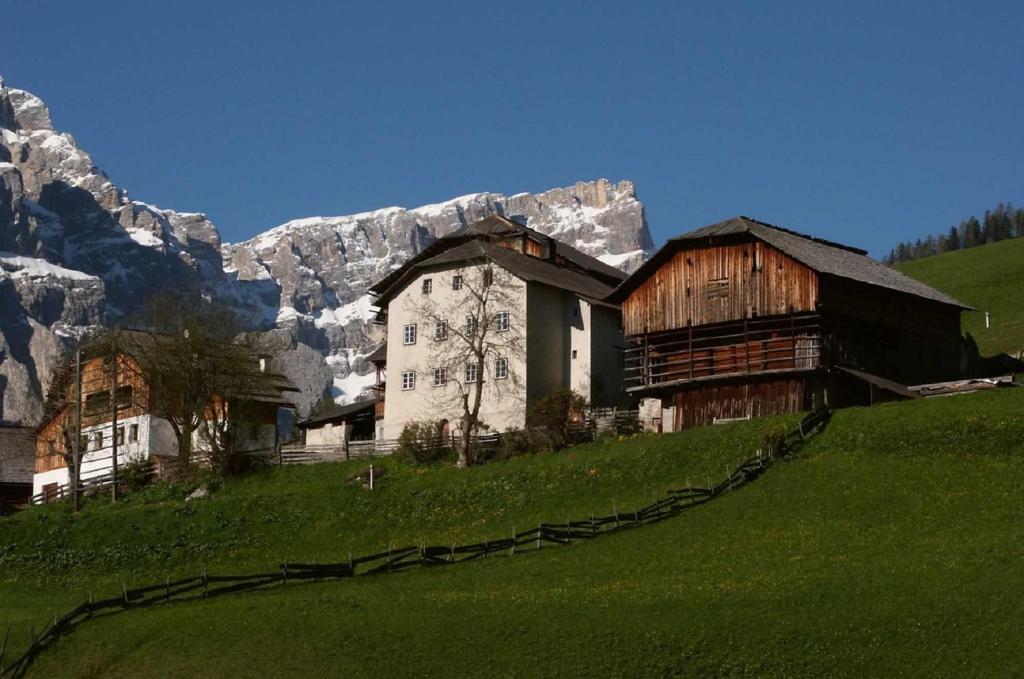 Monti Pallidi B&B Apartments Corvara In Badia Bagian luar foto