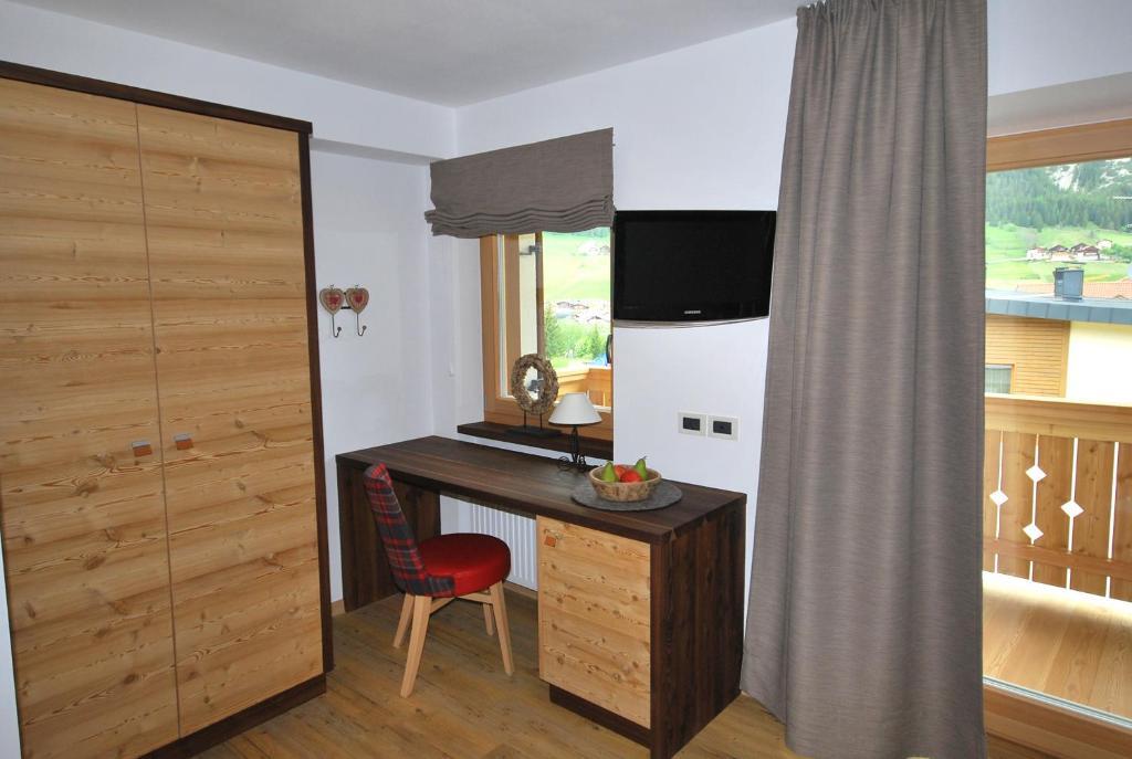 Monti Pallidi B&B Apartments Corvara In Badia Bagian luar foto