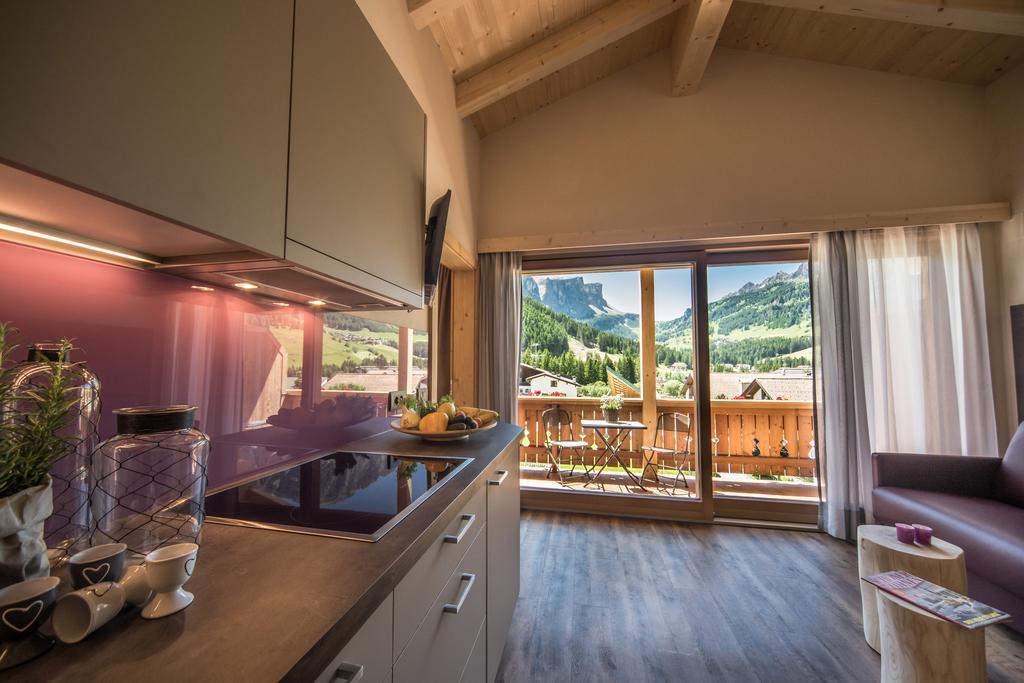 Monti Pallidi B&B Apartments Corvara In Badia Bagian luar foto