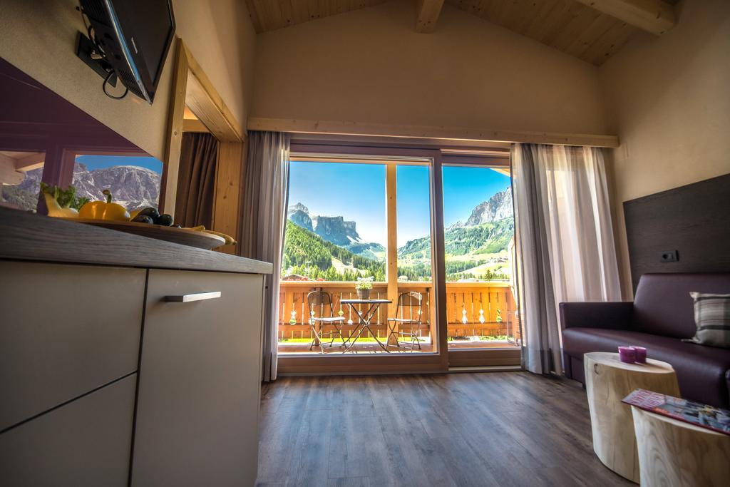 Monti Pallidi B&B Apartments Corvara In Badia Bagian luar foto
