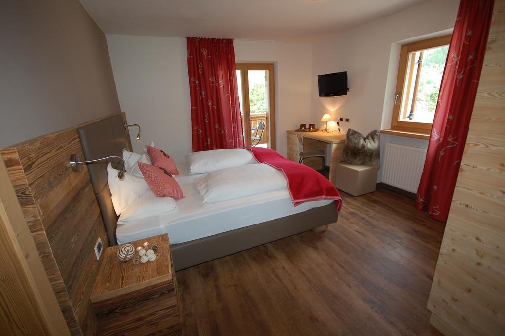 Monti Pallidi B&B Apartments Corvara In Badia Bagian luar foto