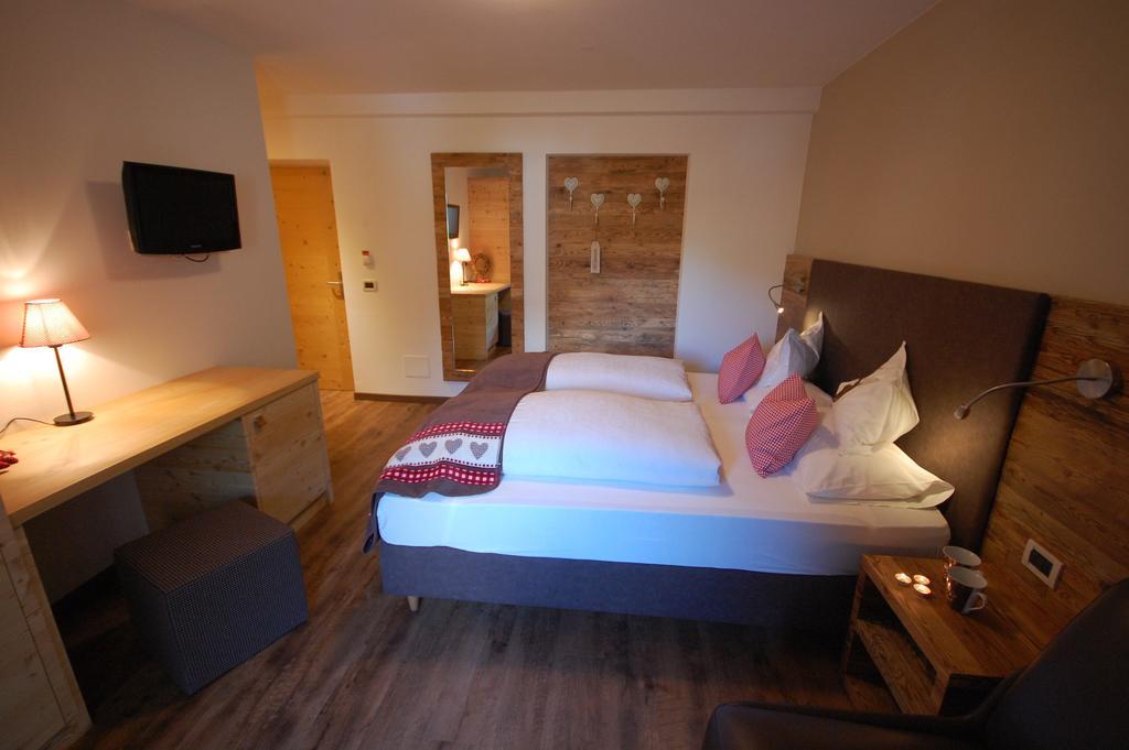 Monti Pallidi B&B Apartments Corvara In Badia Bagian luar foto